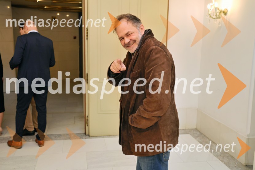  Jure Ivanušič, dramski igralec in glasbenikMož, ki je ukrotil strelo: Genialni izumi Nikole Tesle, premiera v Operi in Baletu SNG Maribor