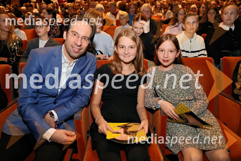  Simon Krečič, umetniški direktor Opere SNG Maribor;  ... ;  ... Mož, ki je ukrotil strelo: Genialni izumi Nikole Tesle, premiera v Operi in Baletu SNG Maribor