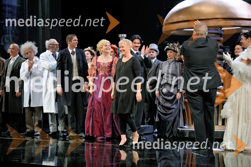  Zsuzsa Budavari Novak, zborovodkinjaMož, ki je ukrotil strelo: Genialni izumi Nikole Tesle, premiera v Operi in Baletu SNG Maribor