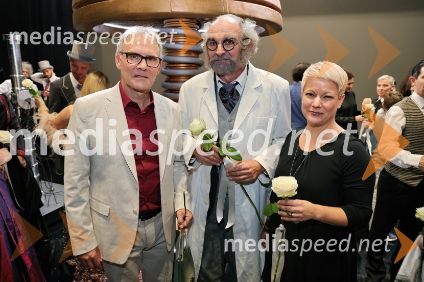  Robert Mraček, skladatelj in libretist predstave;  ... ;  Zsuzsa Budavari Novak, zborovodkinjaMož, ki je ukrotil strelo: Genialni izumi Nikole Tesle, premiera v Operi in Baletu SNG Maribor