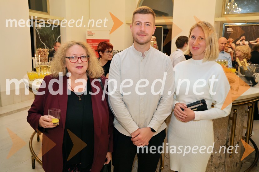  Matic Kašnik, scenograf;  Alenka Cilenšek, igralka;  Mateja Kožuh, producentka in joga učiteljica MS7Mož, ki je ukrotil strelo: Genialni izumi Nikole Tesle, premiera v Operi in Baletu SNG Maribor