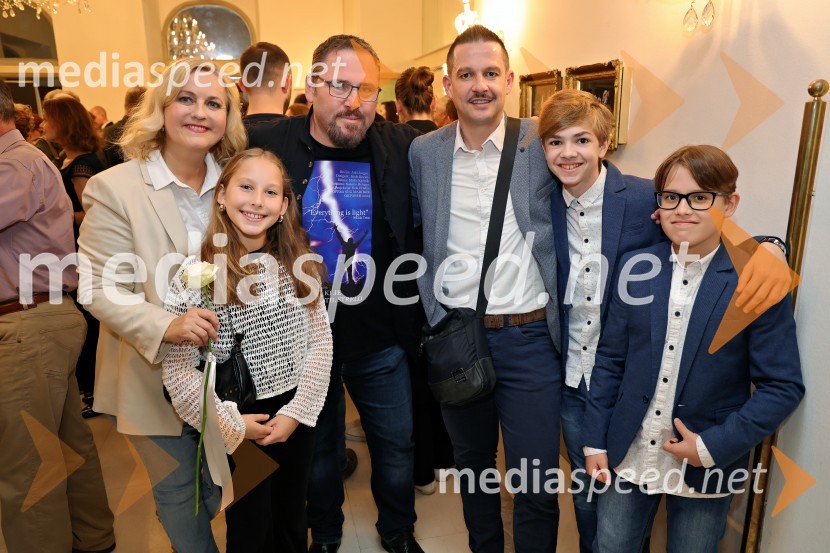  Andreja Zakonjšek Krt, sopranistka;  Julija Jurgec;  Jaki Jurgec, operni solist;  Sebastijan Čelofiga, baritonist, operni pevec;  ... ;  ... Mož, ki je ukrotil strelo: Genialni izumi Nikole Tesle, premiera v Operi in Baletu SNG Maribor