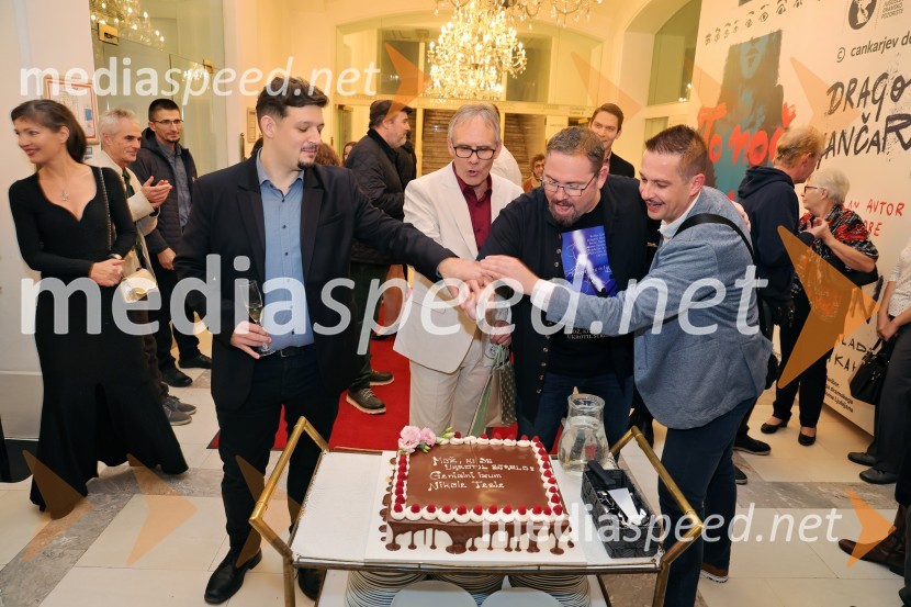  Iztok Kocen, dirigent;  Robert Mraček, skladatelj in libretist predstave;  Jaki Jurgec, operni solist;  Sebastijan Čelofiga, baritonist, operni pevecMož, ki je ukrotil strelo: Genialni izumi Nikole Tesle, premiera v Operi in Baletu SNG Maribor