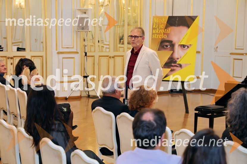  Robert Mraček, skladatelj in libretist predstaveMož, ki je ukrotil strelo: Genialni izumi Nikole Tesle, premiera v Operi in Baletu SNG Maribor