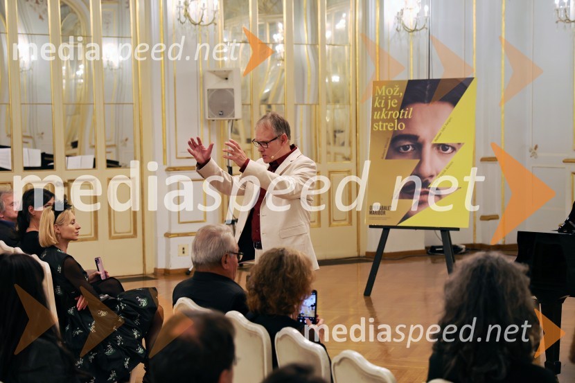  Robert Mraček, skladatelj in libretist predstaveMož, ki je ukrotil strelo: Genialni izumi Nikole Tesle, premiera v Operi in Baletu SNG Maribor