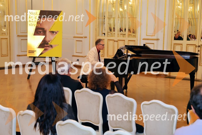  Robert Mraček, skladatelj in libretist predstaveMož, ki je ukrotil strelo: Genialni izumi Nikole Tesle, premiera v Operi in Baletu SNG Maribor