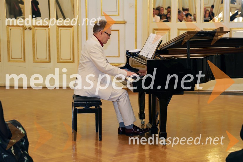  Robert Mraček, skladatelj in libretist predstaveMož, ki je ukrotil strelo: Genialni izumi Nikole Tesle, premiera v Operi in Baletu SNG Maribor