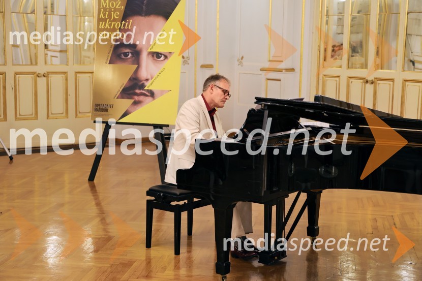  Robert Mraček, skladatelj in libretist predstaveMož, ki je ukrotil strelo: Genialni izumi Nikole Tesle, premiera v Operi in Baletu SNG Maribor
