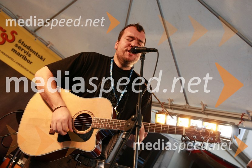 Rok Predin, član skupine The Gypsy Swing band in sin Zorana PredinaDogajanje na 17. Festivalu Lent 2009