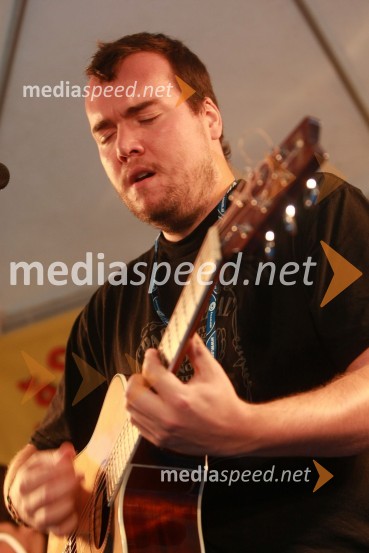 Rok Predin, član skupine The Gypsy Swing band in sin Zorana PredinaDogajanje na 17. Festivalu Lent 2009