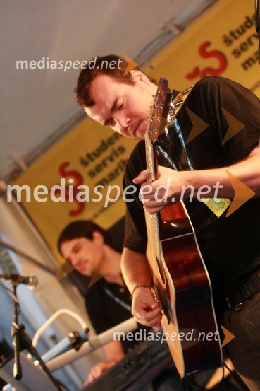 Rok Predin, član skupine The Gypsy Swing band in sin Zorana PredinaDogajanje na 17. Festivalu Lent 2009