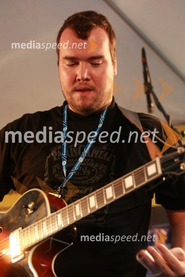 Rok Predin, član skupine The Gypsy Swing band in sin Zorana PredinaDogajanje na 17. Festivalu Lent 2009