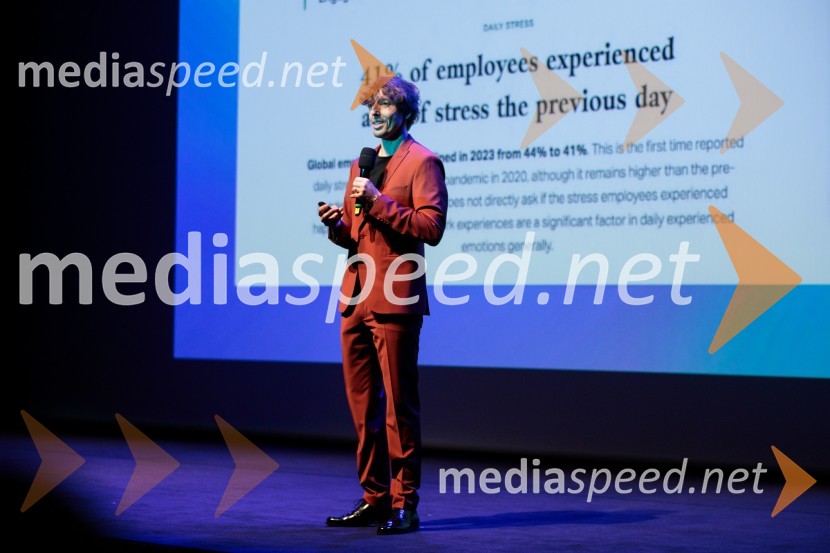  Aljoša Bagola, kreativni direktor, kolumnist, predavatelj in knjižni avtorAljoša Bagola, Ne! je moč, dogodek ob izidu knjige