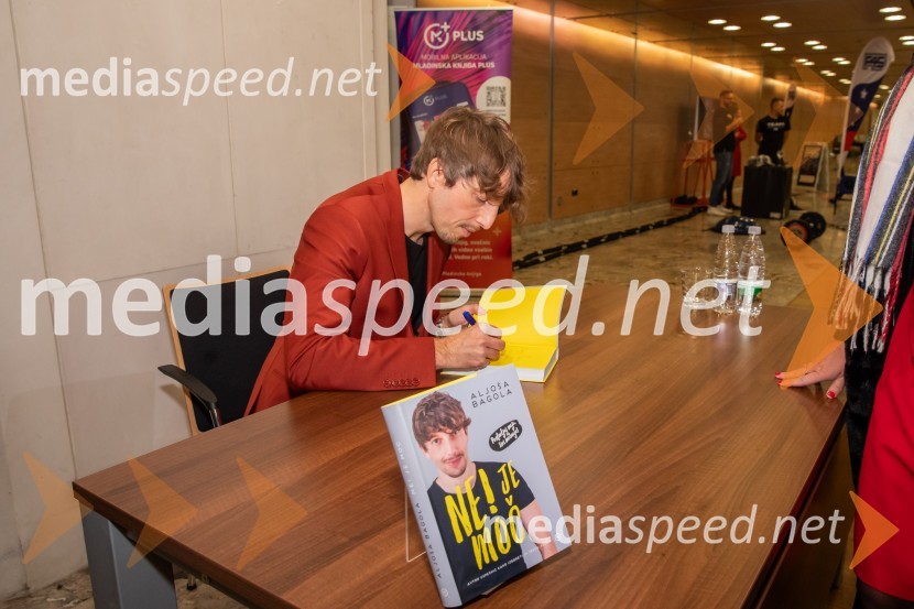  Aljoša Bagola, kreativni direktor, kolumnist, predavatelj in knjižni avtorAljoša Bagola, Ne! je moč, dogodek ob izidu knjige