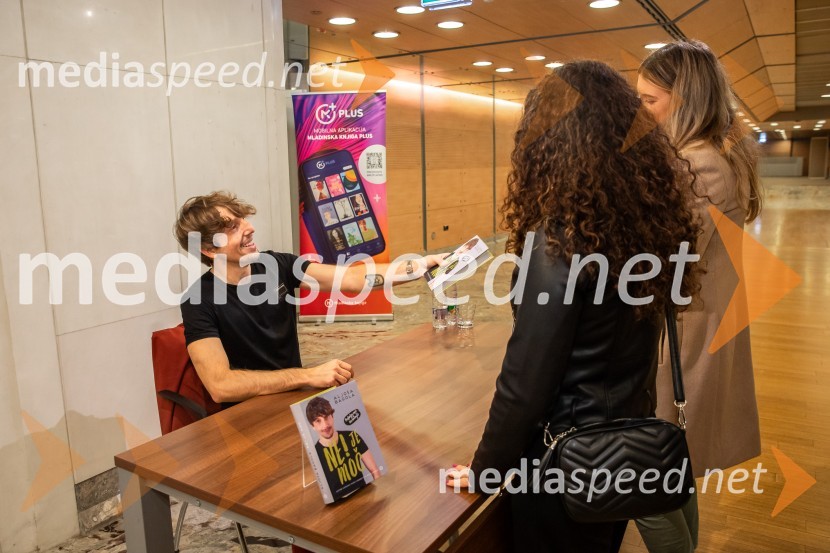  Aljoša Bagola, kreativni direktor, kolumnist, predavatelj in knjižni avtorAljoša Bagola, Ne! je moč, dogodek ob izidu knjige