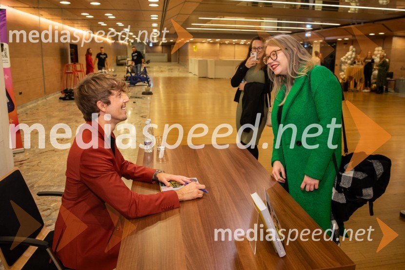  Aljoša Bagola, kreativni direktor, kolumnist, predavatelj in knjižni avtor;  ... Aljoša Bagola, Ne! je moč, dogodek ob izidu knjige