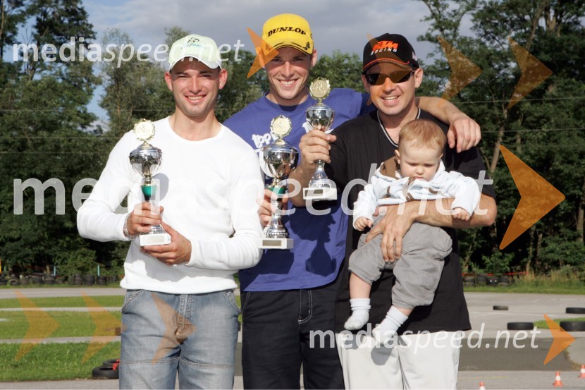Iz leve: 2.mesto Tadej Korošak, zmagovalec Beno Štern in 3.mesto Gregor Milošič s sinom BijanomHIROSTNI MOTOCIKLIZEM, DP 4 - SUPERMOTO