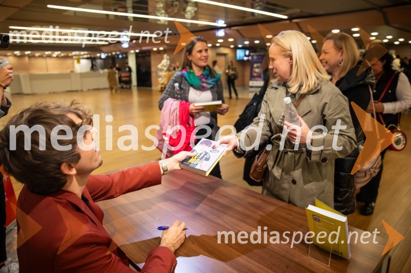 Aljoša Bagola, kreativni direktor, kolumnist, predavatelj in knjižni avtor;  ... Aljoša Bagola, Ne! je moč, dogodek ob izidu knjige