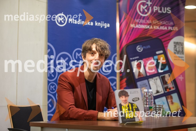  Aljoša Bagola, kreativni direktor, kolumnist, predavatelj in knjižni avtorAljoša Bagola, Ne! je moč, dogodek ob izidu knjige