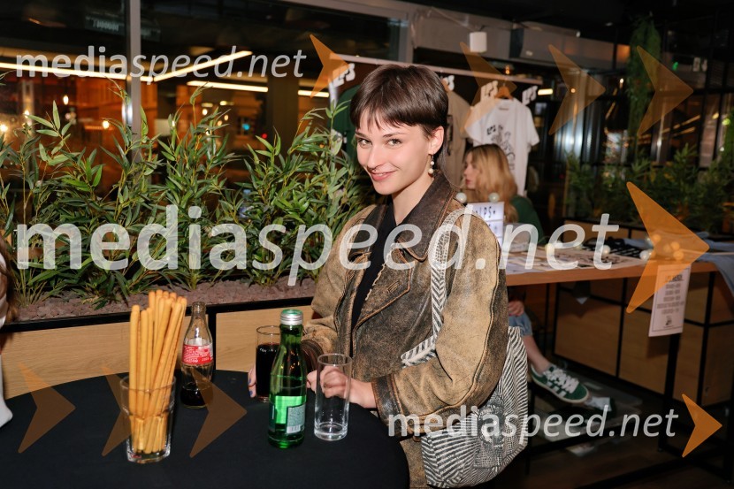  Katarina Samobor, vokal, skupina TabuTartinijev ključ, premiera filma v Mariboxu
