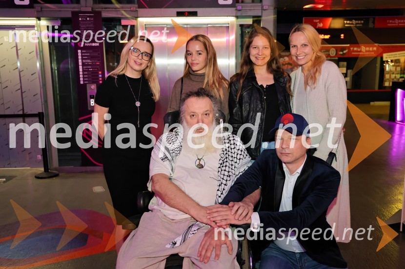  Ksenija Arzenšek, pomočnica direktorja MARIBOX;  Vinci Vogue Anžlovar, scenarist;  Ella Lapajne, igralka;  Barbara Drmota, kostumografka;  Nenad Tokalić, igralec;  ... Tartinijev ključ, premiera filma v Mariboxu