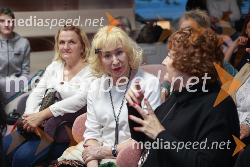 Predstavitev pravljice Deklica, ki je poletela z mirom in srečanje s smučarsko skakalko Emo Klinec