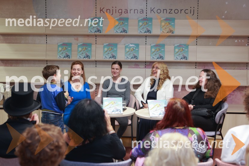  Tadeja Zupan, urednica;  Ema  Klinec, smučarska skakalka;  Bojana Fende Habula, avtorica;  Tina Perko, ilustratorkaPredstavitev pravljice Deklica, ki je poletela z mirom in srečanje s smučarsko skakalko Emo Klinec