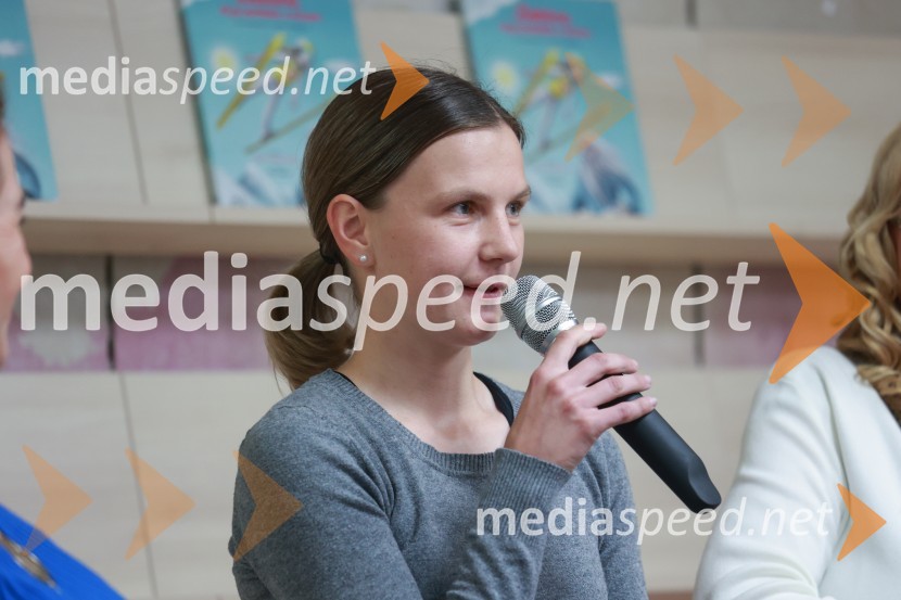  Ema  Klinec, smučarska skakalkaPredstavitev pravljice Deklica, ki je poletela z mirom in srečanje s smučarsko skakalko Emo Klinec