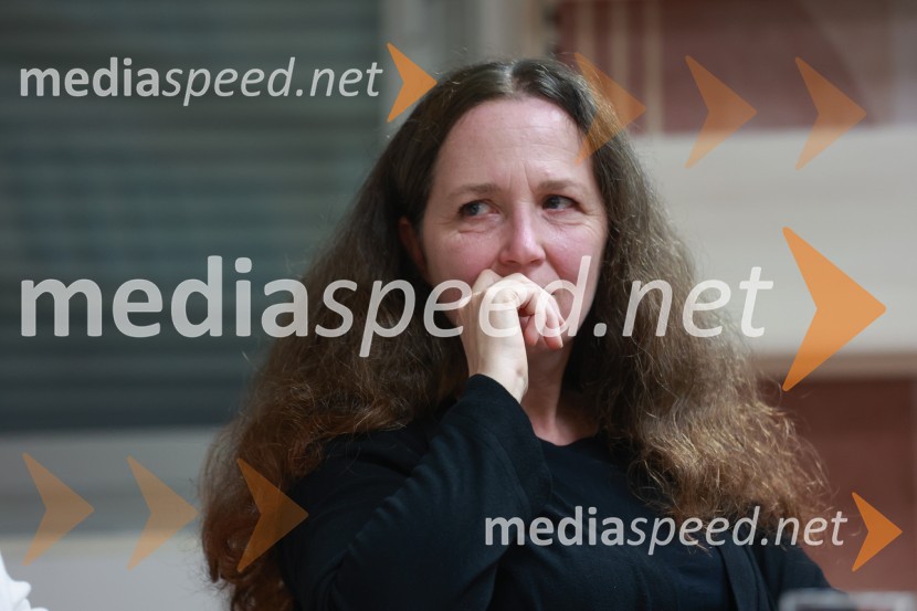  Tina Perko, ilustratorkaPredstavitev pravljice Deklica, ki je poletela z mirom in srečanje s smučarsko skakalko Emo Klinec