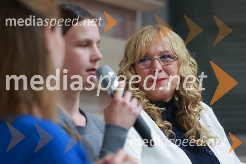  Ema  Klinec, smučarska skakalka;  Bojana Fende Habula, avtoricaPredstavitev pravljice Deklica, ki je poletela z mirom in srečanje s smučarsko skakalko Emo Klinec