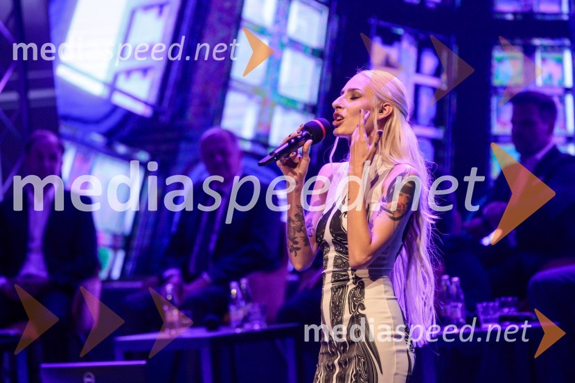  Sara Briški Cirman - Raiven, pevka, harfistkaZlata gazela Slovenije 2024 je podjetje Hyla