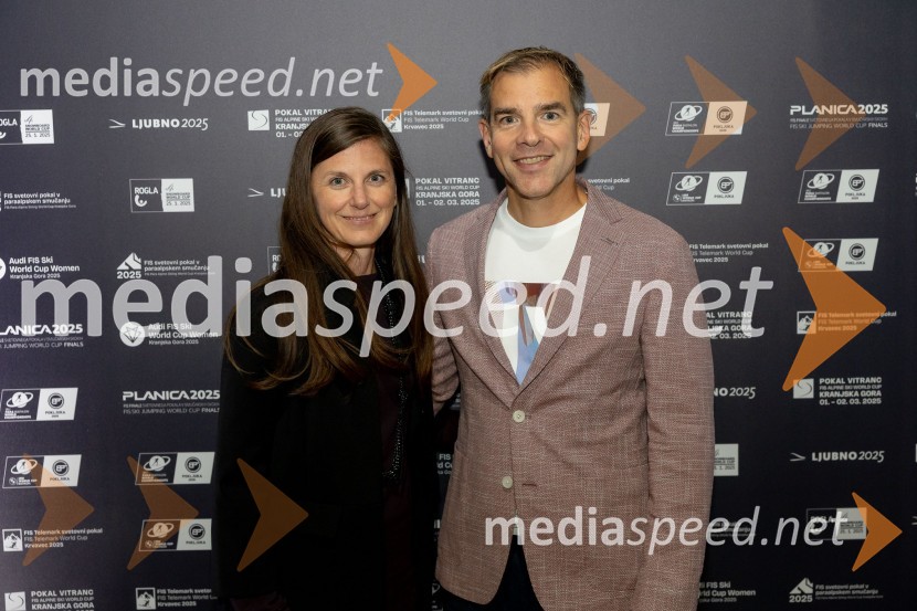  Melanja Korošec, podpredsednica SZS, podpredsednica skupine KJK Sports;  Leon Korošec, Direktor zimsko-športne divizije, Podpredsednik skupine ElanSvečana prireditev ob začetku prodaje vstopnic za tekme FIS in IBU svetovnega pokala