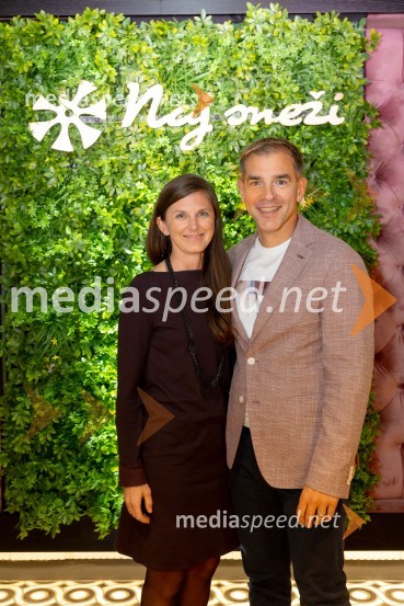  Melanja Korošec, podpredsednica SZS, podpredsednica skupine KJK Sports;  Leon Korošec, Direktor zimsko-športne divizije, Podpredsednik skupine ElanSvečana prireditev ob začetku prodaje vstopnic za tekme FIS in IBU svetovnega pokala