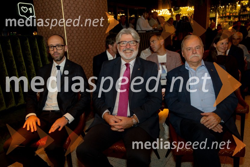  Luka Steiner, predsednik, Smučarska zveza Slovenije;  Roman Jakič, nekdanji slovenski obrambni minister; vodja reprezentance, Smučanje invalidov;  Rajko Pintar, predsednik Organizacijskega komiteja tekme za svetovni pokal v smučarskih skokih za ženske - LjubnoSvečana prireditev ob začetku prodaje vstopnic za tekme FIS in IBU svetovnega pokala