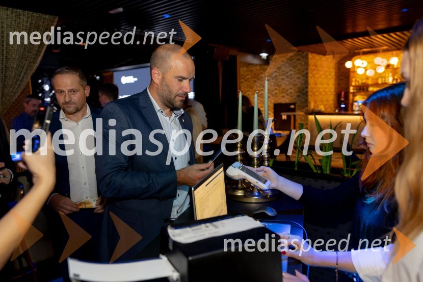  Uroš Zupan, direktor, Smučarska zveza Slovenije ;  ... Svečana prireditev ob začetku prodaje vstopnic za tekme FIS in IBU svetovnega pokala