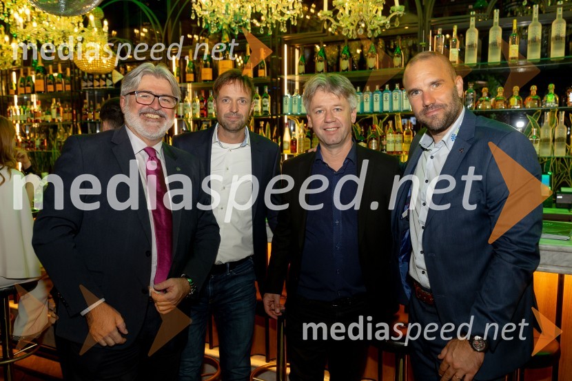  Roman Jakič, nekdanji slovenski obrambni minister; vodja reprezentance, Smučanje invalidov;  ... ;  ... ;  Uroš Zupan, direktor, Smučarska zveza Slovenije Svečana prireditev ob začetku prodaje vstopnic za tekme FIS in IBU svetovnega pokala