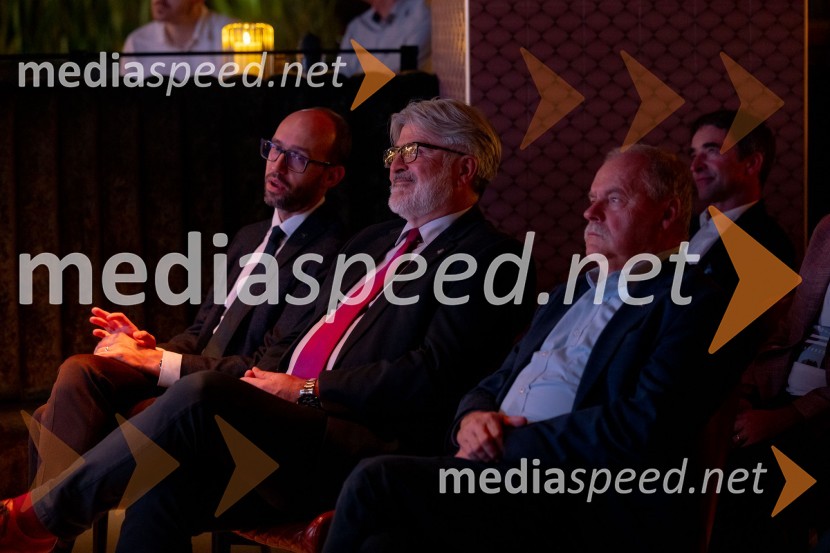  Luka Steiner, predsednik, Smučarska zveza Slovenije;  Roman Jakič, nekdanji slovenski obrambni minister; vodja reprezentance, Smučanje invalidov;  Rajko Pintar, predsednik Organizacijskega komiteja tekme za svetovni pokal v smučarskih skokih za ženske - LjubnoSvečana prireditev ob začetku prodaje vstopnic za tekme FIS in IBU svetovnega pokala