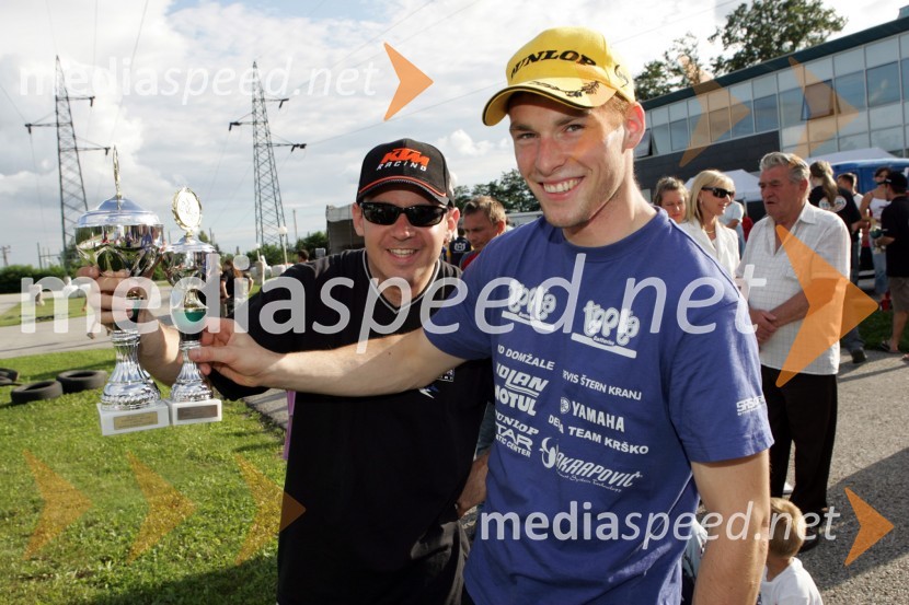 Gregor Milošič in Beno Štern (oba AMD Domžale) - pokal zmagovalca Šterna je manjši kot pokal tretjeuvrščenega MilošičaHIROSTNI MOTOCIKLIZEM, DP 4 - SUPERMOTO