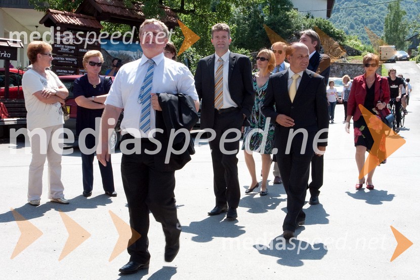 ..., ... in Marjan Bezjak, poslanec Državnega zbora RSJanez Janša in Urška Bačovnik Janša, njuna poroka