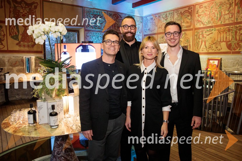  Tine Kek,  direktor, Ptujska klet d.o.o;  Maksimiljan Kadivec, glavni enolog in direktor proizvodnje Ptujska klet;  Metka  Kejžar, direktorica, DigiTalk d.o.o.;  ... Pelinkovec Ultimus, predstavitev najnovejše grenčice na trgu