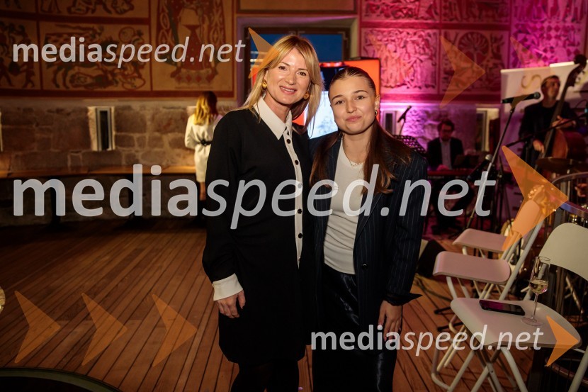  Metka  Kejžar, direktorica, DigiTalk d.o.o.;  Ula Pevec KejžarPelinkovec Ultimus, predstavitev najnovejše grenčice na trgu