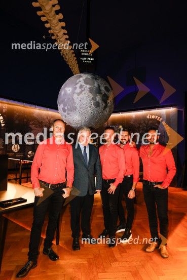  Jože Potrebuješ, skupina Čuki; dr. Miha Jeršek, direktor, Prirodoslovni muzej Slovenije;  Matjaž Končan, skupina Čuki;  Miha Novak, skupina Čuki;  Jernej Tozon, pevec, skupina ČukiVsega je kriva Luna, odprtje razstave v Prirodoslovnem muzeju Slovenije