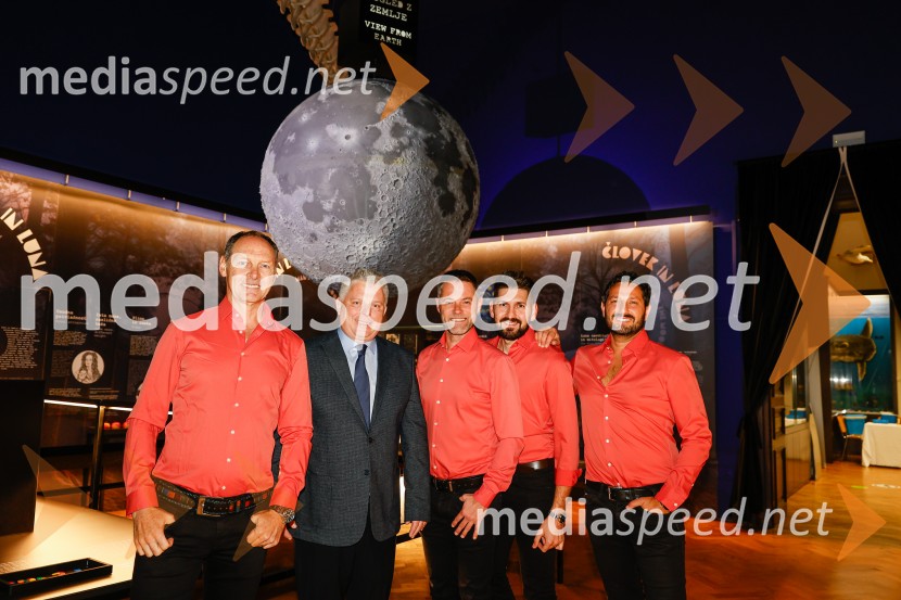  Jože Potrebuješ, skupina Čuki; dr. Miha Jeršek, direktor, Prirodoslovni muzej Slovenije;  Matjaž Končan, skupina Čuki;  Miha Novak, skupina Čuki;  Jernej Tozon, pevec, skupina ČukiVsega je kriva Luna, odprtje razstave v Prirodoslovnem muzeju Slovenije