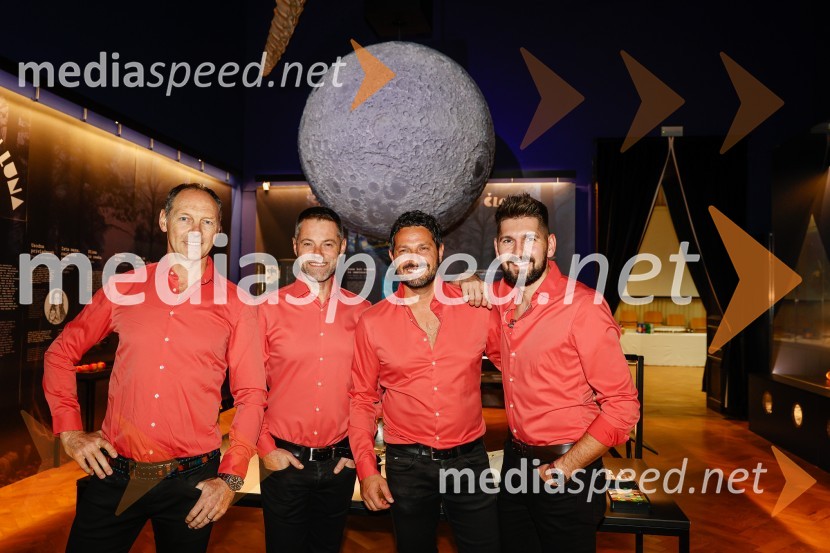  Jože Potrebuješ, skupina Čuki;  Matjaž Končan, skupina Čuki;  Jernej Tozon, pevec, skupina Čuki;  Miha Novak, skupina ČukiVsega je kriva Luna, odprtje razstave v Prirodoslovnem muzeju Slovenije