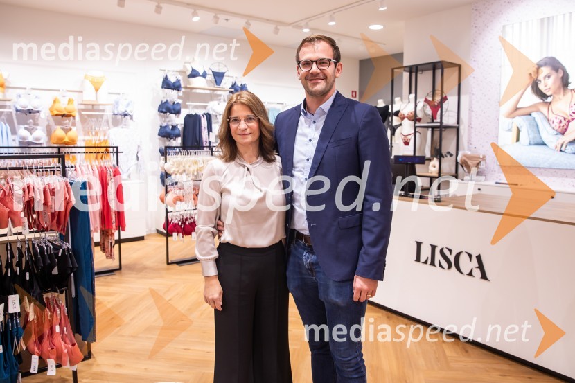  Urška Čopar, vodja prodaje za Slovenijo, Lisca;  Luka Južna, direktor podjetja LiscaOtvoritev prenovljene trgovine Lisca v Supernovi Kranj