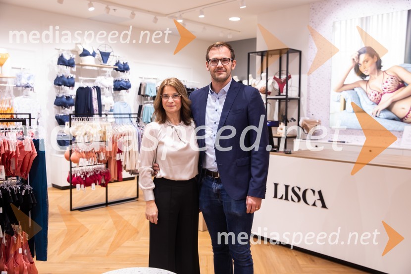  Urška Čopar, vodja prodaje za Slovenijo, Lisca;  Luka Južna, direktor podjetja LiscaOtvoritev prenovljene trgovine Lisca v Supernovi Kranj