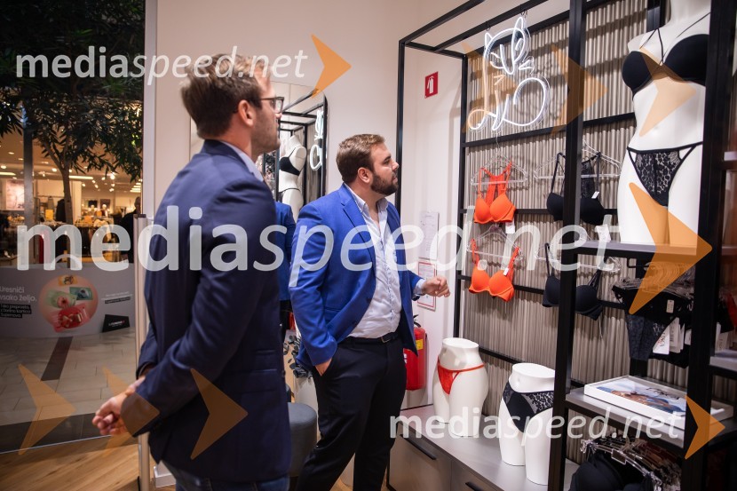  Luka Južna, direktor podjetja Lisca;  Anže Marčun, vodja marketinga, LiscaOtvoritev prenovljene trgovine Lisca v Supernovi Kranj