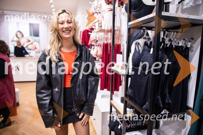  Ana  Teržan, Anabel pevkaOtvoritev prenovljene trgovine Lisca v Supernovi Kranj