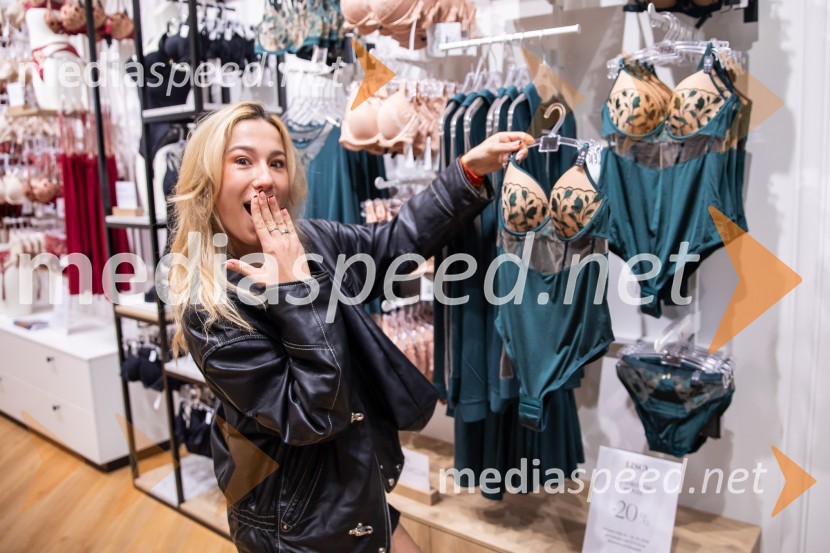  Ana Teržan - Anabel, pevkaOtvoritev prenovljene trgovine Lisca v Supernovi Kranj