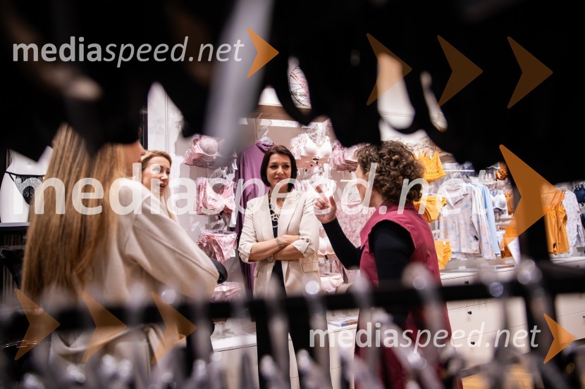  Anda Arko, vlogerka;  Tamara Busar, vodja marketinških projektov v LisciOtvoritev prenovljene trgovine Lisca v Supernovi Kranj